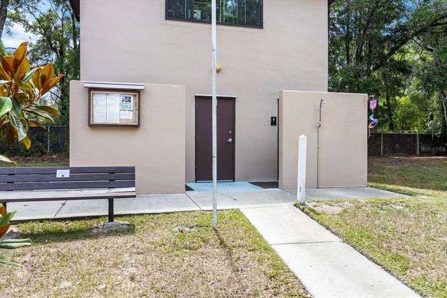 Exterior details and patio area of a home in , Dunnellon (Image 21).