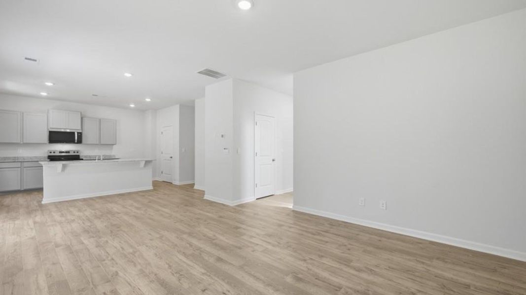 Spacious, unfurnished interior of a new home in Oaks at Cedar Grove, Fairburn (Image 17).