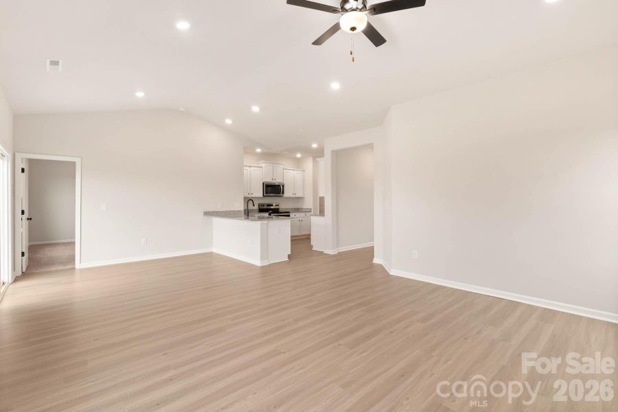 Spacious, unfurnished interior of a new home in Stagecoach Station, Gastonia (Image 12).