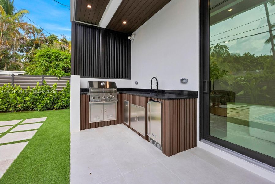 Exterior details and patio area of a home in , Miami (Image 4).