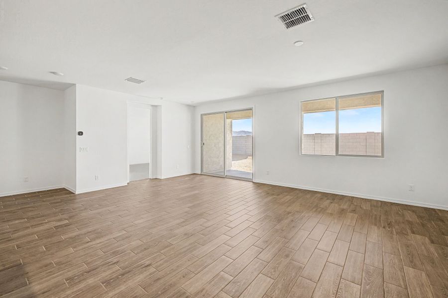 Spacious, unfurnished interior of a new home in White Tank Vistas, Waddell (Image 10).