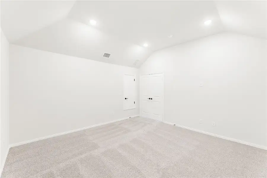 Spacious, unfurnished interior of a new home in Sunrise at Garden Valley, Waxahachie (Image 27).