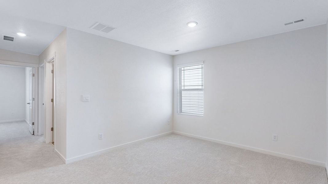 Spacious, unfurnished interior of a new home in Horizon Uptown, Aurora (Image 10).