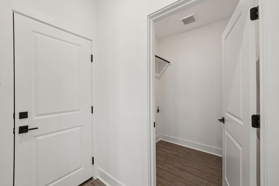 Spacious, unfurnished interior of a new home in Avery Centre, Round Rock (Image 19).