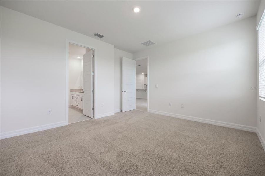 Spacious, unfurnished interior of a new home in Lakes of Mount Dora, Mount Dora (Image 19).
