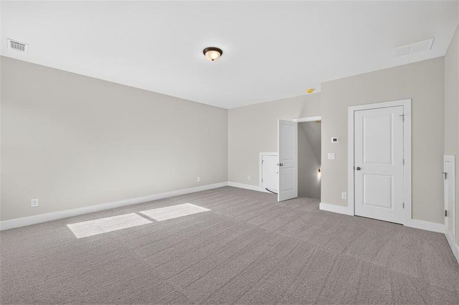 Spacious, unfurnished interior of a new home in , Gainesville (Image 49).