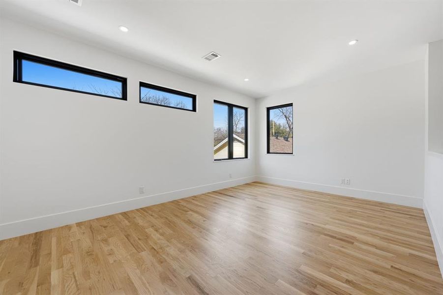 Spacious, unfurnished interior of a new home in , Dallas (Image 21).