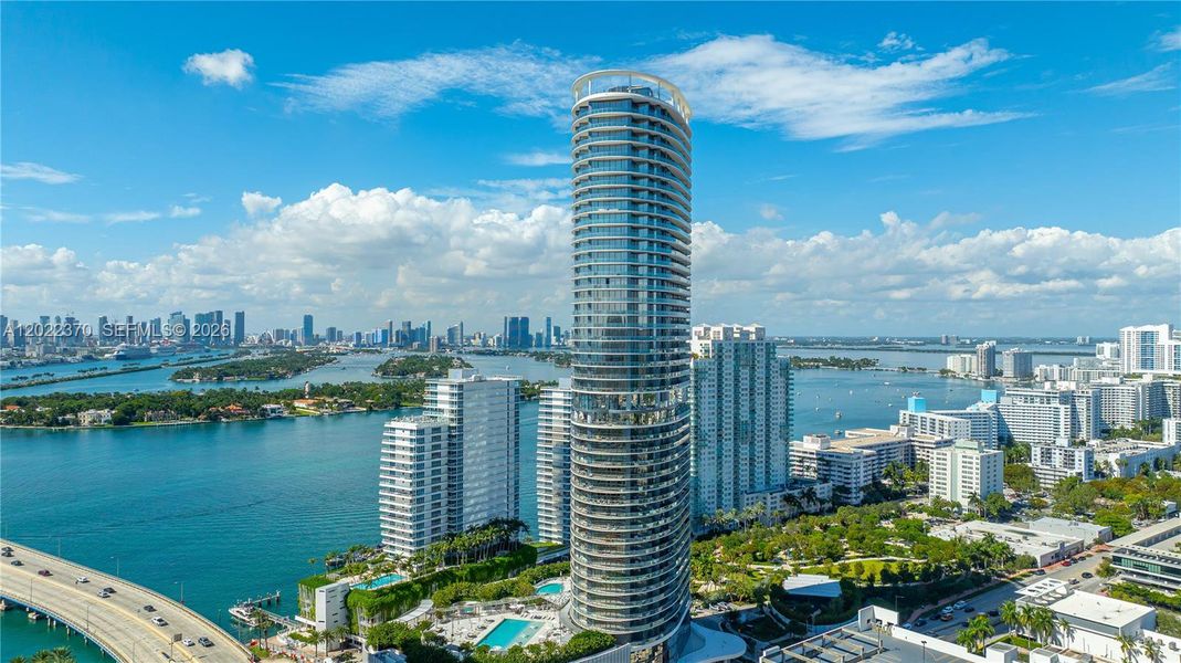 Condo located in Miami Beach, FL showcasing its design and architecture (Image 3).