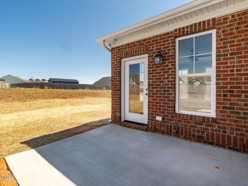 31 2374_WhelenDr Patio1