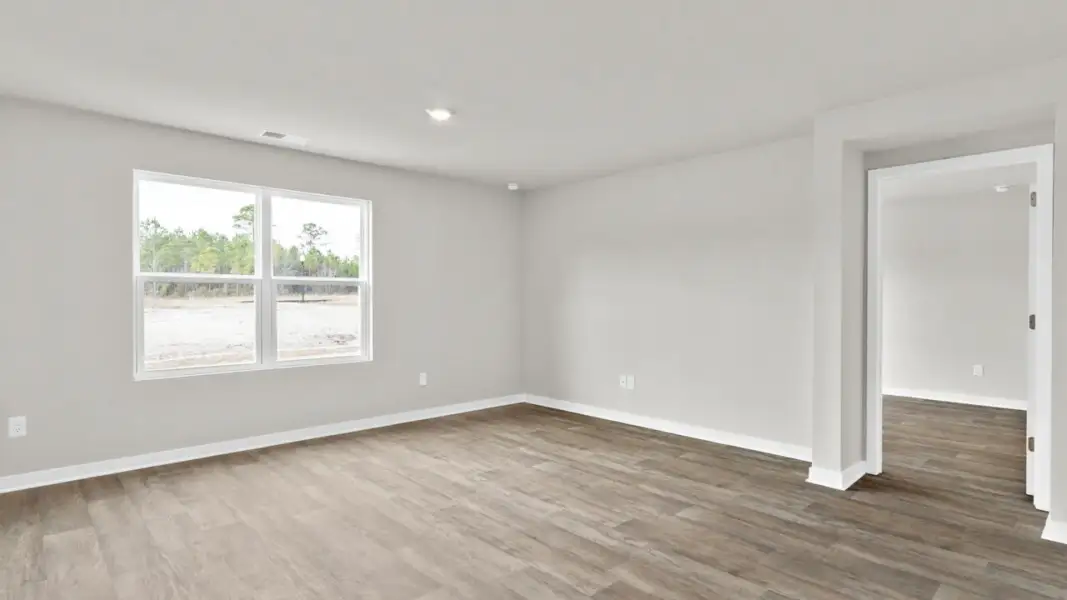 Spacious, unfurnished interior of a new home in Vineyard Trail, Jacksonville (Image 12).