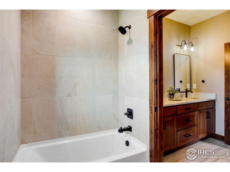 Tile tub/shower in upstairs bathroom