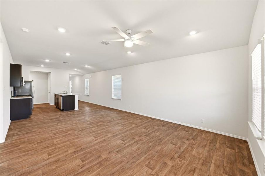 Spacious, unfurnished interior of a new home in , Converse (Image 13).