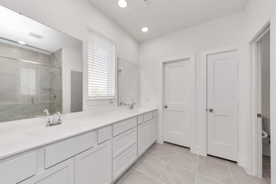 Furnished interior view inside a new home in Sienna, Missouri City (Image 7).