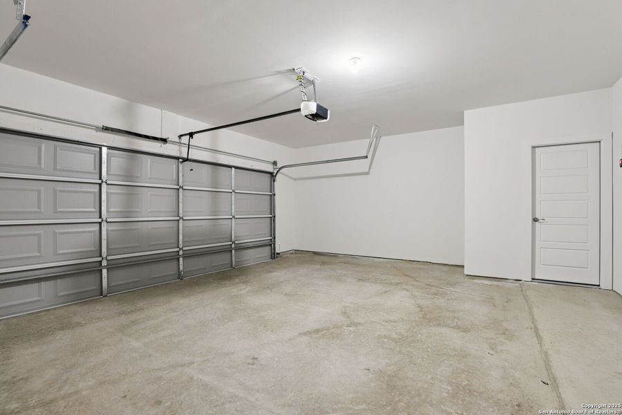 Spacious, unfurnished interior of a new home in Carmel Ranch, Schertz (Image 40).