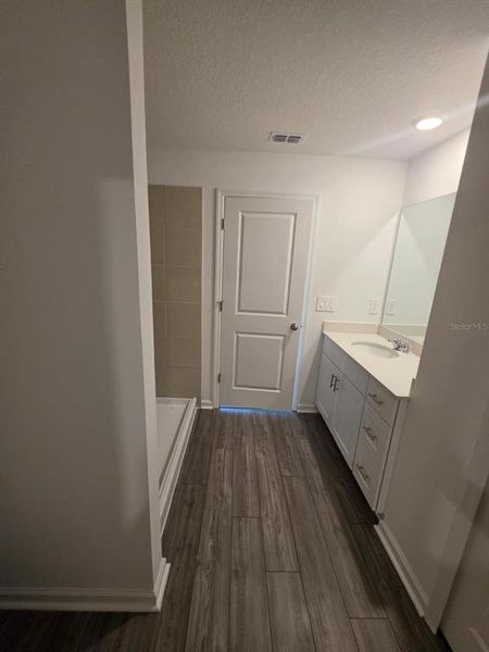 Spacious, unfurnished interior of a new home in , Ocala (Image 16).