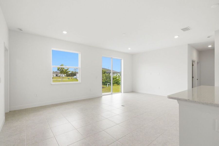Spacious, unfurnished interior of a new home in Cape Coral, Cape Coral (Image 18).