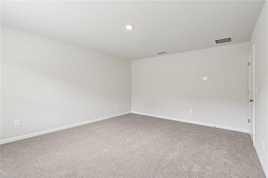 Spacious, unfurnished interior of a new home in Ivey Township, Dallas (Image 18).