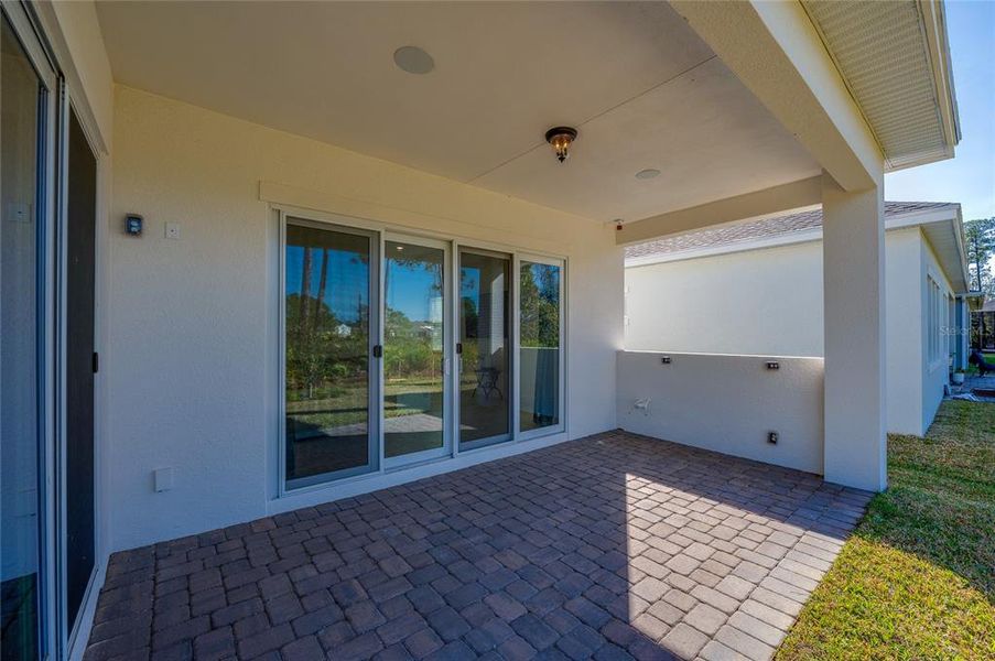 Exterior details and patio area of a home in , Daytona Beach (Image 3).
