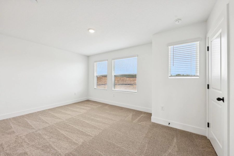Spacious, unfurnished interior of a new home in Parkview at Hamlin, Winter Garden (Image 25).