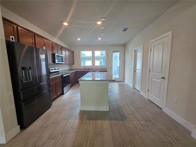 Spacious, unfurnished interior of a new home in , Orlando (Image 16).