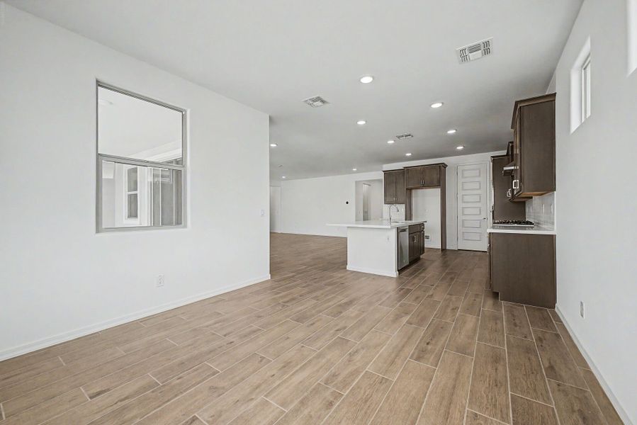 Spacious, unfurnished interior of a new home in Las Ventanas, Goodyear (Image 7).