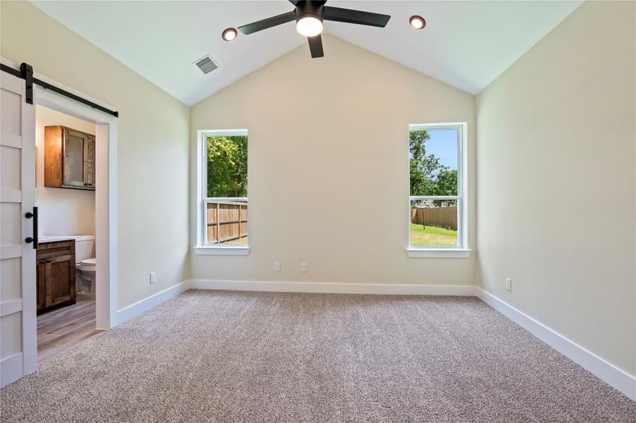 Spacious, unfurnished interior of a new home in , Alvin (Image 29).