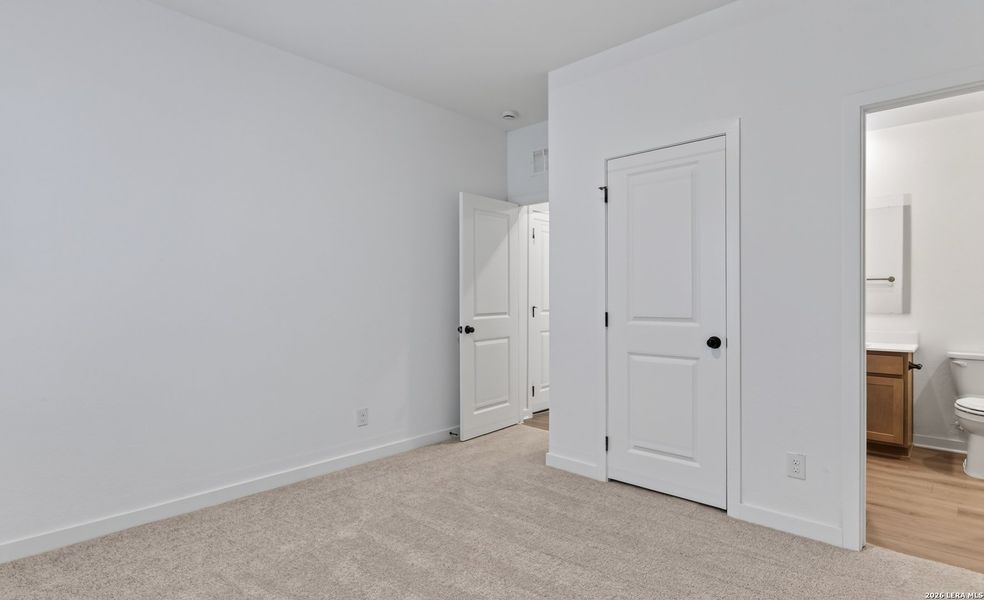 Spacious, unfurnished interior of a new home in Nopal Valley, San Antonio (Image 17).
