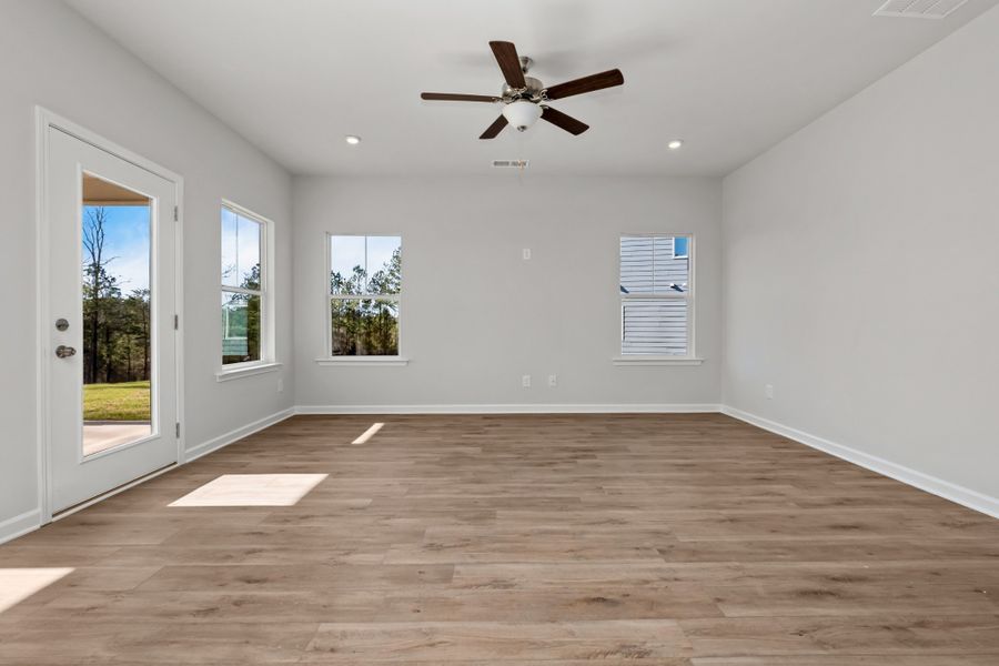 Spacious, unfurnished interior of a new home in The Oaks, Clarksville (Image 21).