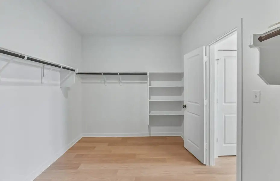 Spacious, unfurnished interior of a new home in Sunfield, Buda (Image 20).