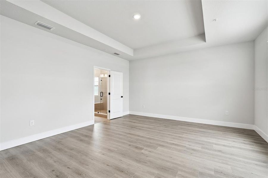 Spacious, unfurnished interior of a new home in , Sarasota (Image 43).