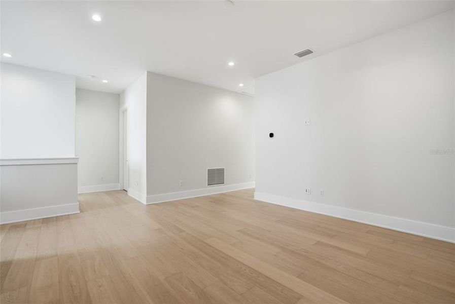 Spacious, unfurnished interior of a new home in , Tampa (Image 28).