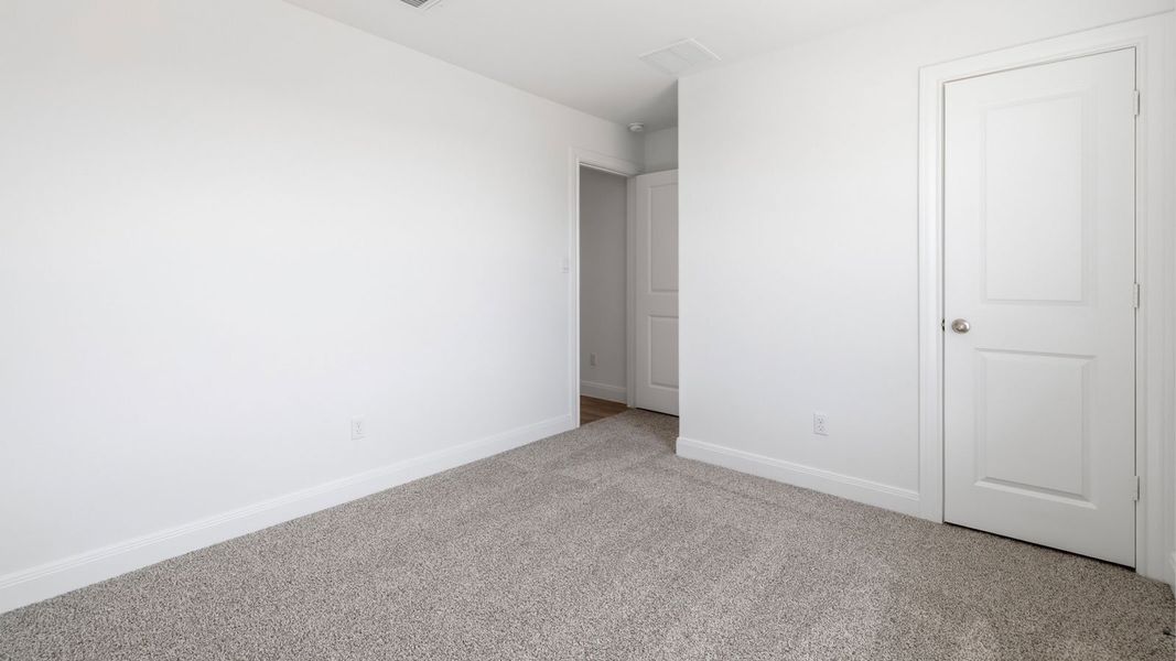 Spacious, unfurnished interior of a new home in Railhead, Cedar Creek (Image 11).