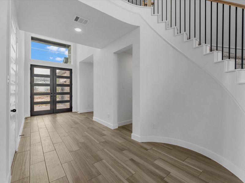 Spacious, unfurnished interior of a new home in Harvest Green, Richmond (Image 12).