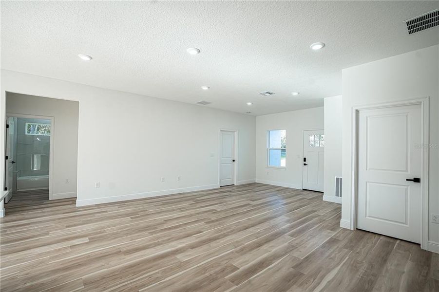 Spacious, unfurnished interior of a new home in , Ocala (Image 32).