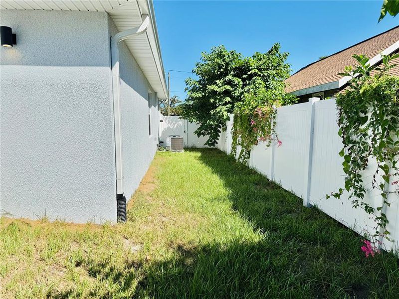 Exterior details and patio area of a home in , Tampa (Image 1).
