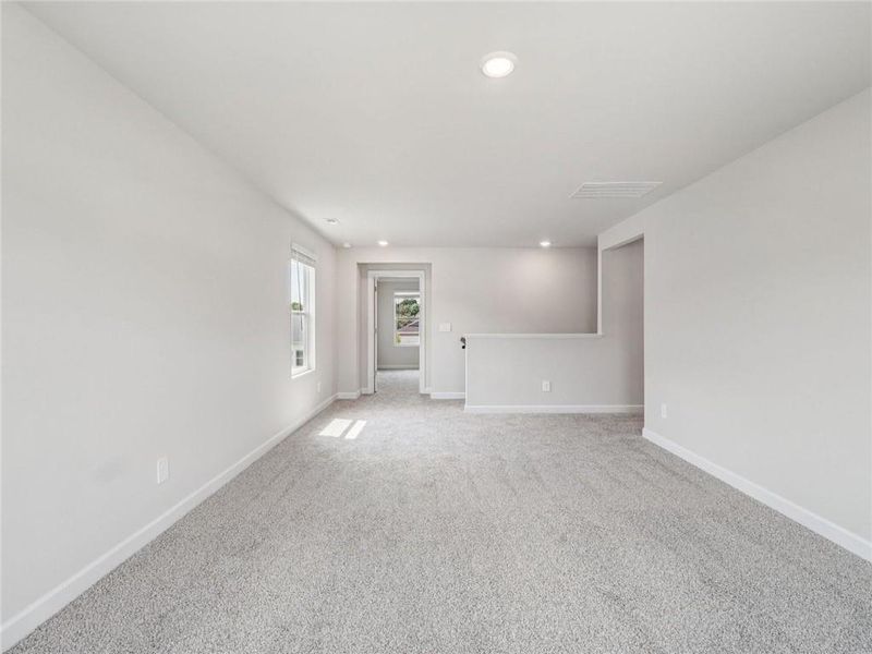 Spacious, unfurnished interior of a new home in Ivey Township, Dallas (Image 9).