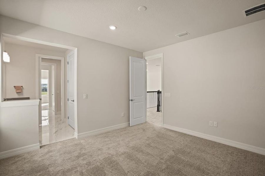 Spacious, unfurnished interior of a new home in , Orlando (Image 41).