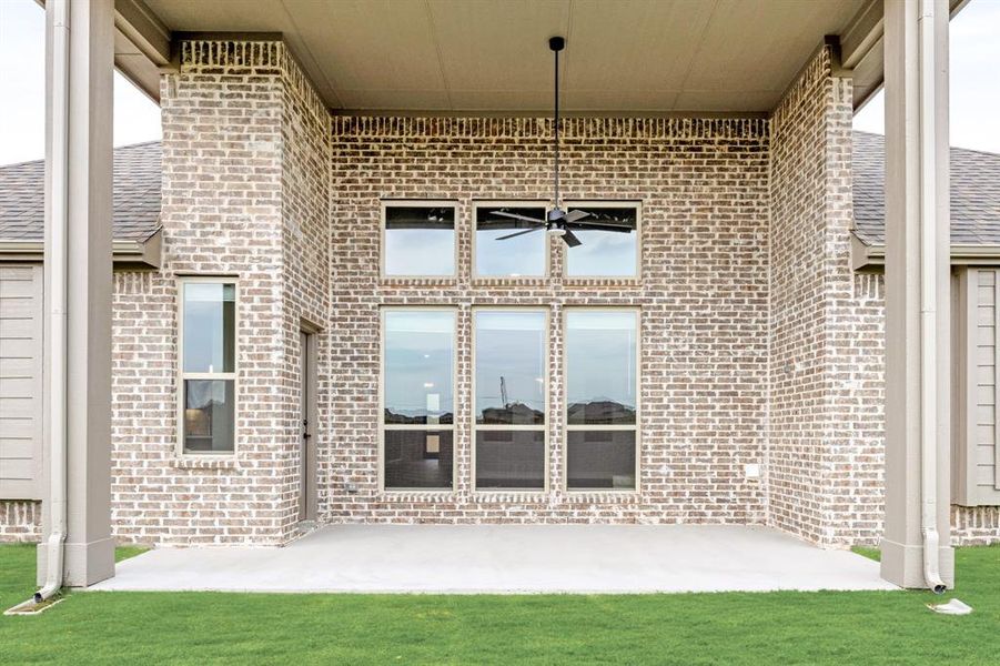 Exterior details and patio area of a home in Villages of Walnut Grove, Midlothian (Image 3).