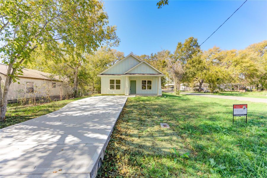 Front exterior of a new home in , Navasota, TX, highlighting curb appeal (Image 20).