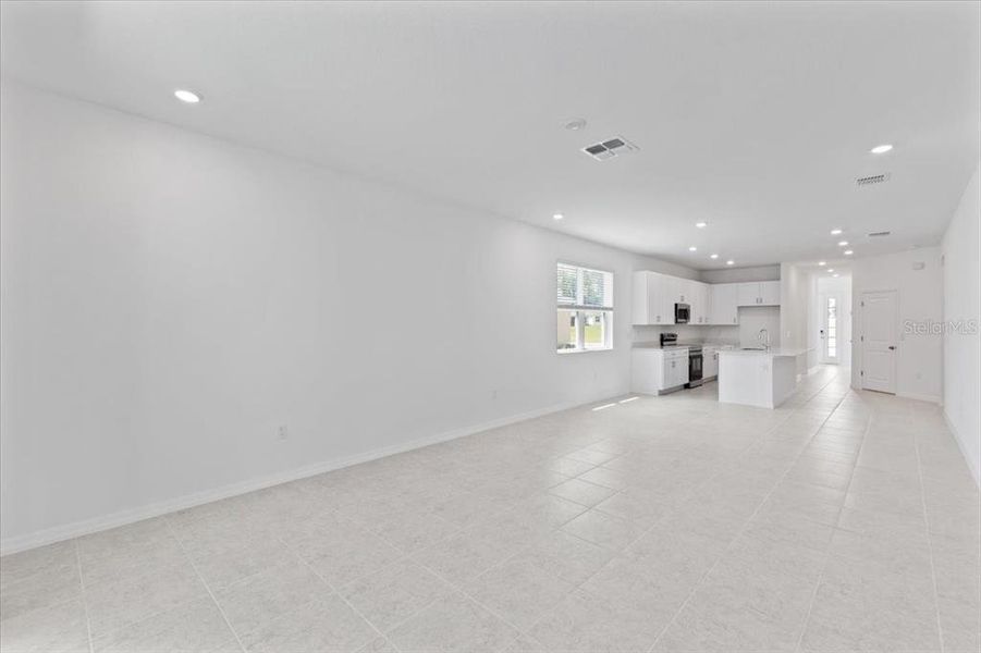 Spacious, unfurnished interior of a new home in Mirror Lake Village, Fruitland Park (Image 14).