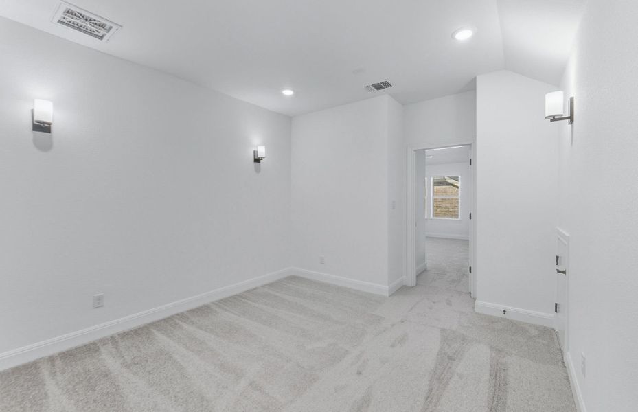 Spacious, unfurnished interior of a new home in Santa Rita Ranch, Liberty Hill (Image 36).