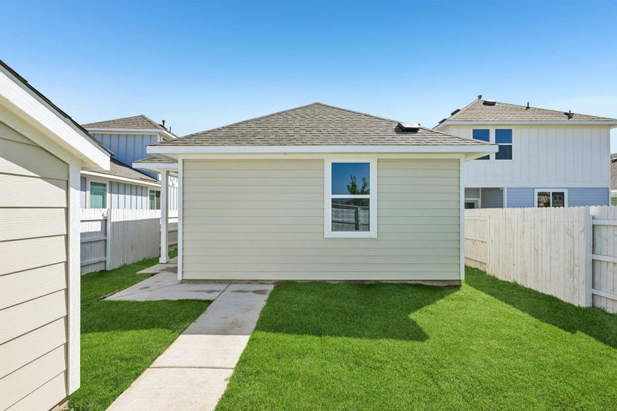 Exterior details and patio area of a home in Harvest Ridge, Elgin (Image 18).