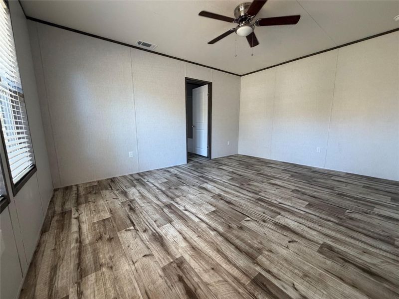 Spacious, unfurnished interior of a new home in , Oyster Creek (Image 7).