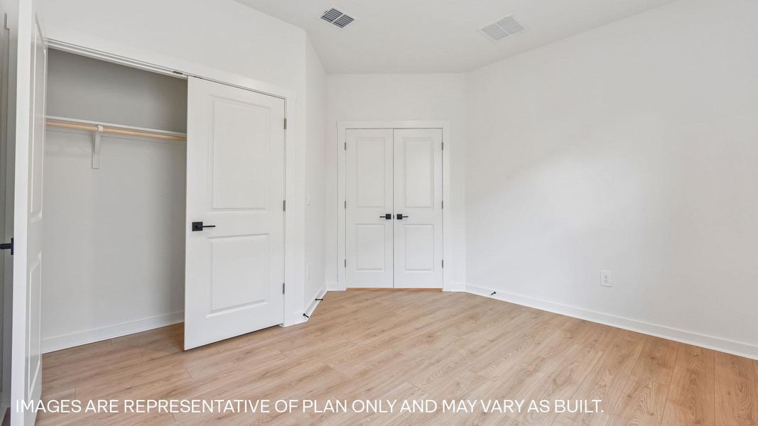 Spacious, unfurnished interior of a new home in Rosenbusch Ranch, Leander (Image 32).