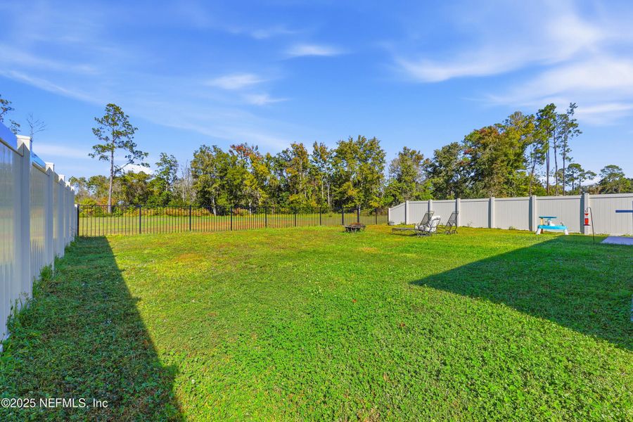 Exterior details and patio area of a home in Willow Springs, Green Cove Springs (Image 4).