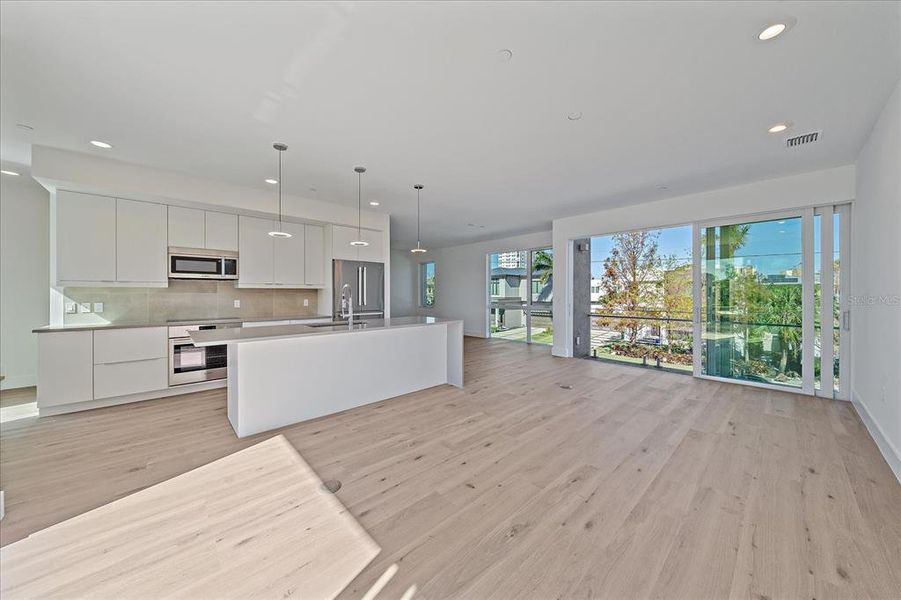 Spacious, unfurnished interior of a new home in , Sarasota (Image 32).