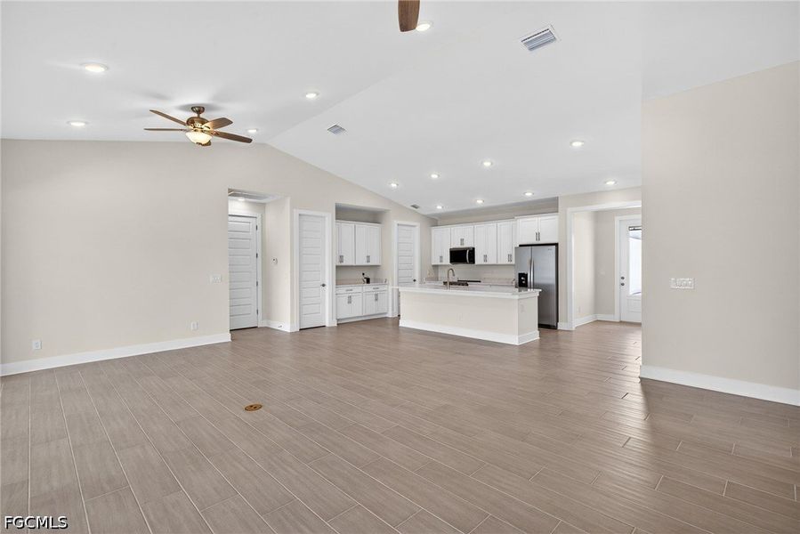 Spacious, unfurnished interior of a new home in Cape Coral, Cape Coral (Image 20).