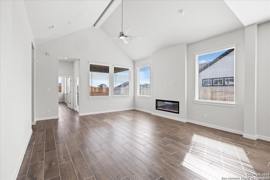 Spacious, unfurnished interior of a new home in Village at Three Oaks, Seguin (Image 19). Spacious, unfurnished interior of a new home in Village at Three Oaks, Seguin (Image 19).