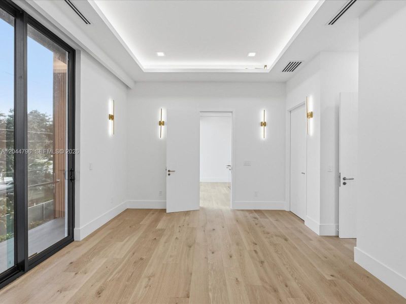 Spacious, unfurnished interior of a new home in , Pompano Beach (Image 46).