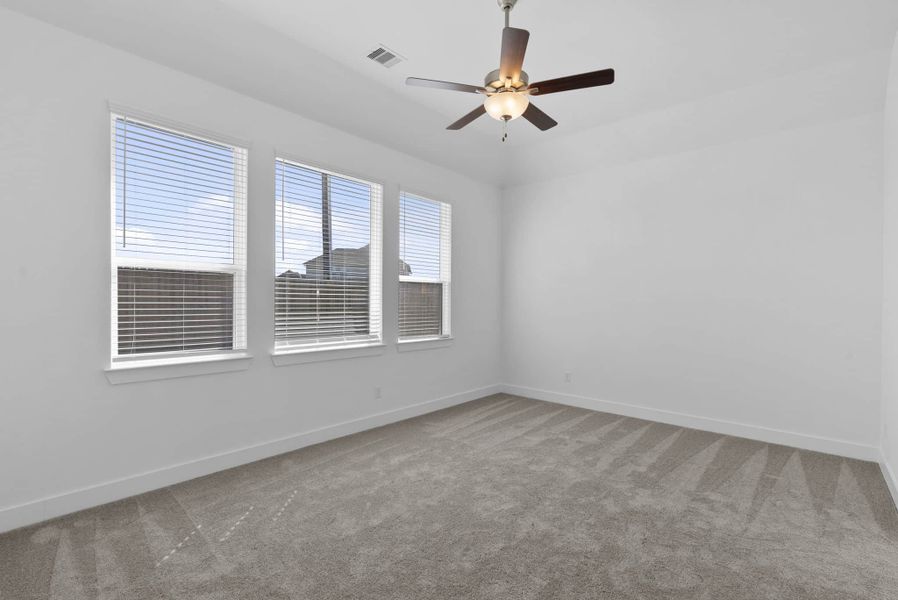 Spacious, unfurnished interior of a new home in Beacon Point, Texas City (Image 16).